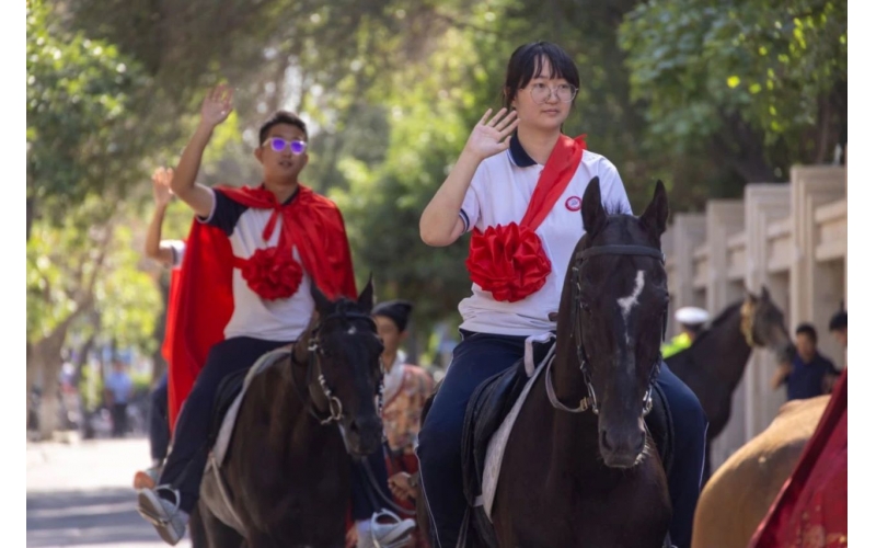 披紅掛花，打馬游街，新疆人送喜報好有儀式感